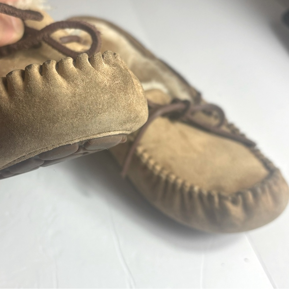 UGG| UGG Australia Dakota Moccasin slippers. Color Tan size 8 - Picture 8 of 15